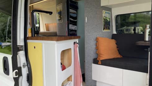 Otis – Super cozy self-build camper
