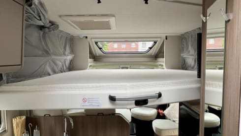 Carado T338 familiecamper – Luxurious spacious family camper, almost new and fully equipped. 