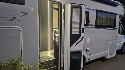 BELLE -ford transit aut.170pk – 6p Roller Team semi-integrated from 2024