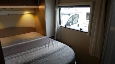 Etrusco T740, Queens- and pull-down bed, 4 sleeping- 4 seats.