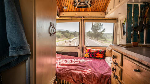 Selma – Unique army bus and off grid camper