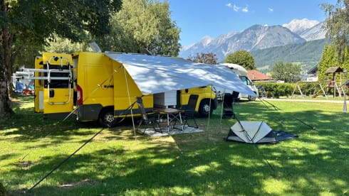 De Gele Rakker – Peugeot-Bus mit 2 Sitzen aus dem Jahr 2015