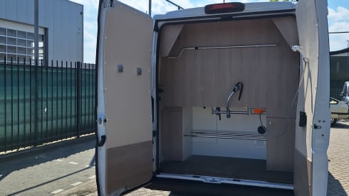 Spazio 4 – AmorA-Camper mit Fahrradgarage und Längsbett 180x200cm