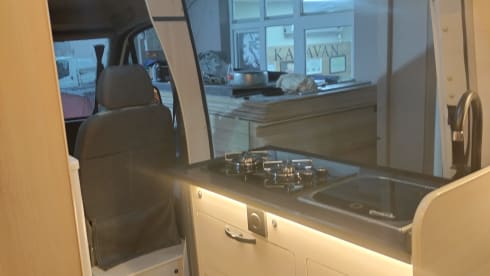 B.a.  – 2p VW Crafter bus uit 2014