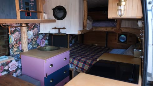 Sally Vanzilla – Handcrafted Citroën Relay Camper – Sleeps 4, Off-Grid Ready