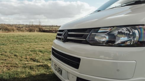 Amari – Escape the ordinary in our cosy, country cottage on wheels!