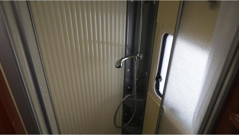 Globe-Drôme – 2 person semi-integrated Dethleffs camper 