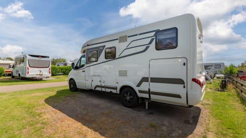 De luxe camper – 2 pers. Hymer Whiteline B600 with air conditioning semi-integrated from 2020