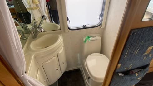 Max  – Cosy comfortable and easy to drive Peugeot MWB 4 birth motorHOME 