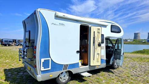 Nice 4-person Hobby Family camper with fixed beds