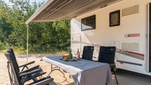 Challenger! – Ruime, moderne en luxe camper met 4 vaste slaapplekken - XL garage