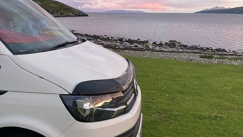 Loretta – Loretta VW T6 Campervan, Pop top roof 4 berth (5 seater).