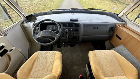 Discover freedom with our fresh Hymer B 584 – with bar layout, lifting bed 
