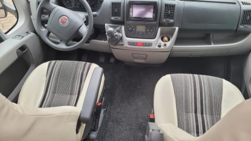Beautiful, large and very comfortable 2p LMC semi-integral from 2009