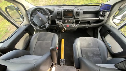 Otis – Super cozy self-build camper