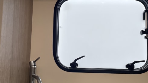 Halifax – Entdecken Sie Bequemes Teilintegriertes Wohnmobil für 4 Personen BJ 2022