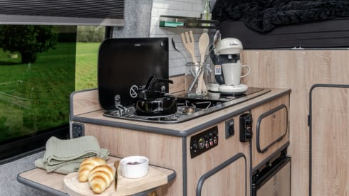 Hugo Away – Ford Transit Jumbo (Insurance included)
