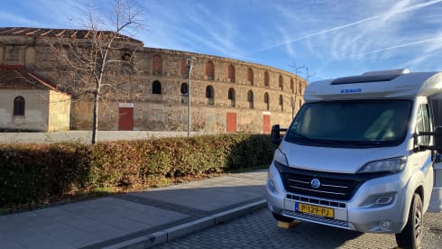 Vrije Vogels – Young luxury Knaus Sky Ti with bicycle carrier + large garage + camera