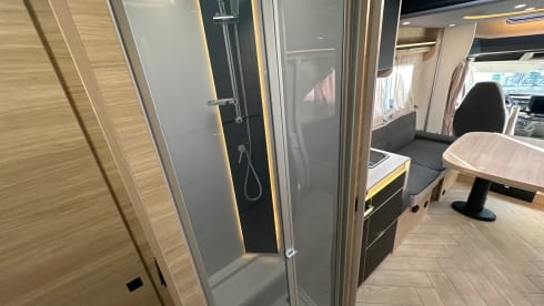 Chausson spacieuse avec boîte automatique, idéale pour les familles