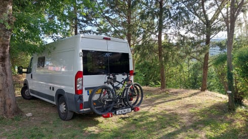 Boxy – Spacious off-grid bus camper 'Boxy' 2/3 pers. (2014)