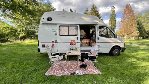 Tina – Retro Hippie Ford Transit Camper Petrol