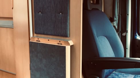 Adria twin de blauwe – Compacte 2 persoons camperbus