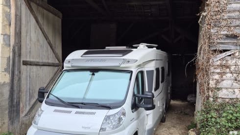 Nirwana – Luxury 2p Hymer from 2015 with fixed Queens bed 