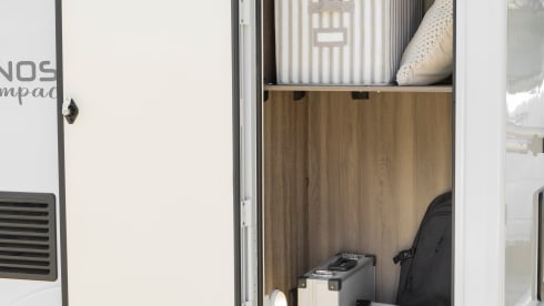 Felix – Camping-car Roller Team Kronos 590 (2025) 2-4 couchages, boîte manuelle - Entièrement assuré