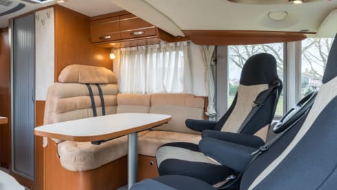 Liedje – Hymer Exsis-i with 2x AIRCO