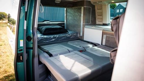 Luxury Camper – 4 Schlafplätze Volkswagen Transporter T6.1 LWB 150 PS S-Auto Campervan 2024
