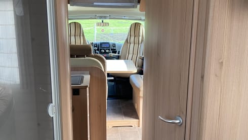 Burstner ixeo time 734 – Very luxurious camper queen-size bed air conditioning Nespresso