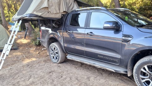 FORD RANGER 2 ROOFTOP TENT – Ford Ranger Wildtrack Auto (2 roof-top tents, ideal for up to 5 people)