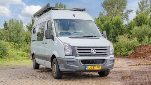 Keesie – Volkswagen Crafter Off-Grid Bus Camper with Roof Terrace
