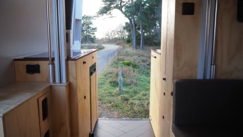 De Craftallic – 3-person camper van with lift bed