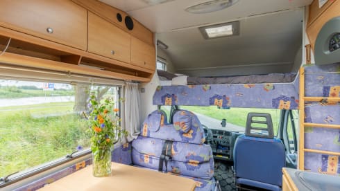 Knaussie – Wonderful compact alcove camper with 4 sleeping places