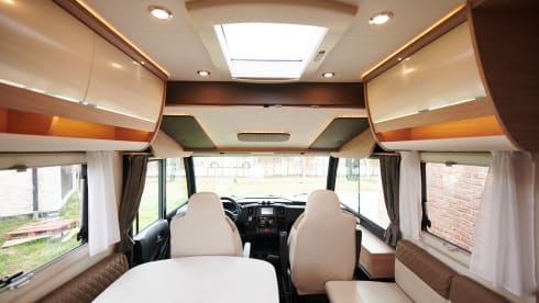 Spacious integral camper for 5 people