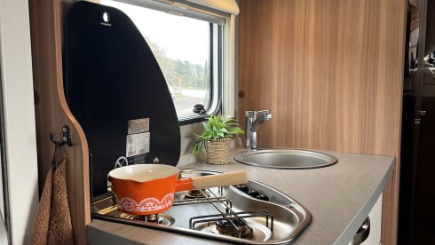 Comfortable and economical 6p motorhome with plenty of storage space (175hp)