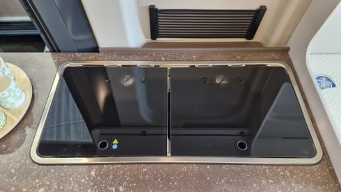 MOBILHOMIE – Campervan Burstner automatic met popup dak (4 slaapplaatsen)