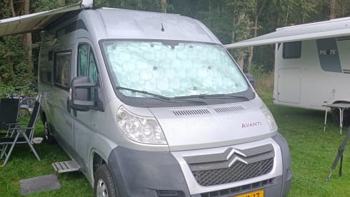 Avanti La Strada – Luxury Bus Camper | 4 sitting/3 sleeping | Kitchen/Toilet/Motorcycle air conditioning/Bicycle carrier