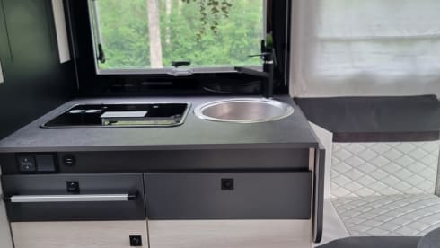 Kampergeluk – Beleef jouw uniek avontuur met onze 4-persoons automaat camper