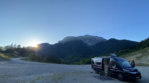 Black Beauty – Luxury Pilote bus camper for 2 persons