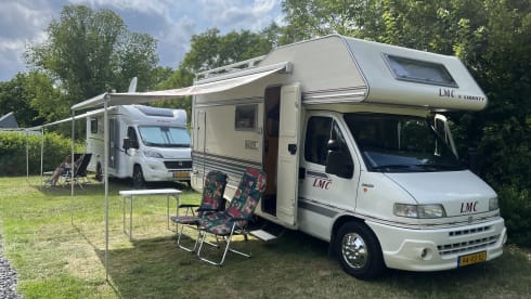 Luxury 4 person LMC - Off grid - 210 Amp - 220V - LPG cooking/heating