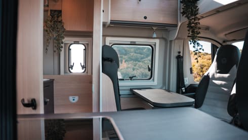 Desert – Premium Outdoor Van Rental