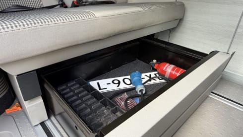 Off-grid – VW T5 GP 2013 met California Interieur