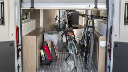 Chausson V690 Road Line VIP (garage / trailer hitch)
