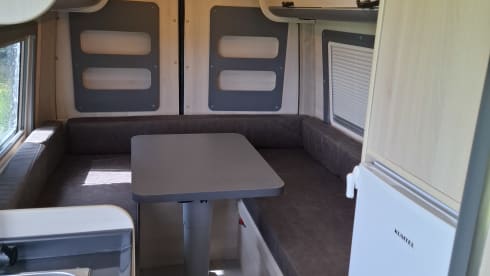 B.a.  – 2p VW Crafter bus uit 2014