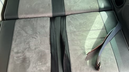 Bonnie – Mazda campervan met 3 slaapplaatsen uit 2002