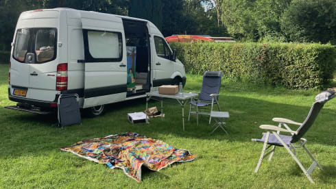 Pistachio – Mercedes Sprinter with large bed and extensive kitchen