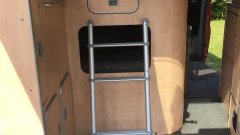 Nuggie – Nuggie wants to go, red Ford Transit nugget westfalia from 2006