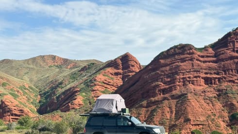 The Beast – Toyota Land Cruiser 100 series with roof tent